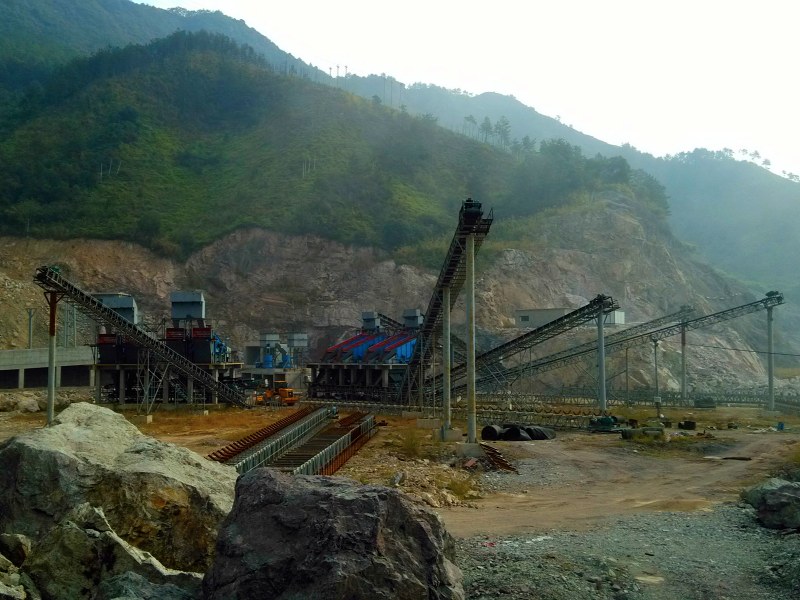 破碎篩分場(chǎng)地限制和基建難怎么辦？